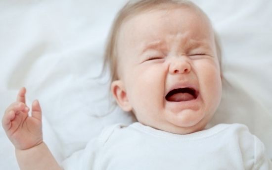 Новорожденный ребенок плачет