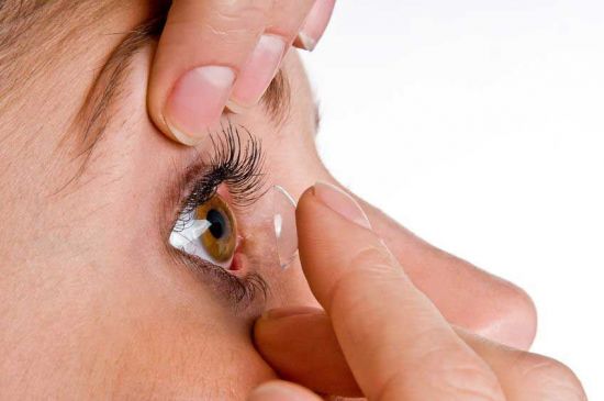 Надевание контактной линзы