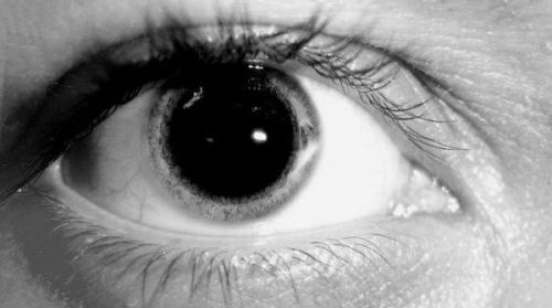Как скрыть аномальные зрачки и красные глаза?