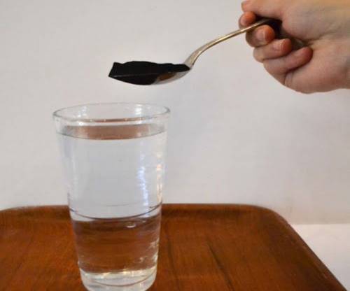 Активированный уголь кладут в стакан с водой