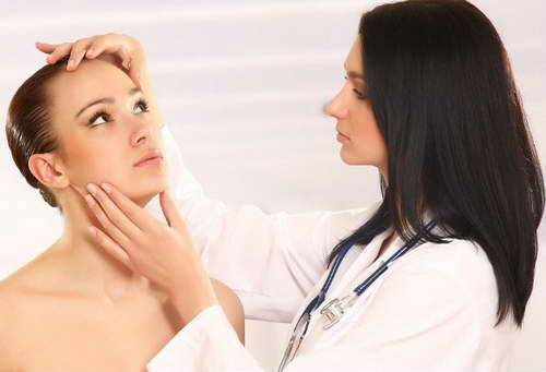 Дерматолог осматривает кожу пациентки