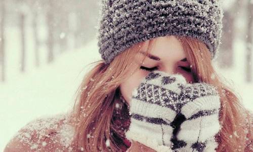 Девушка нв улице зимой закрыла лицо руками
