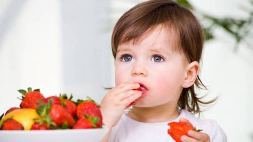 Ребенок ест ягоды