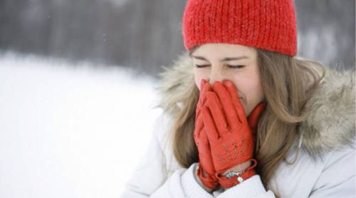 Девушка на морозе закрывает нос руками