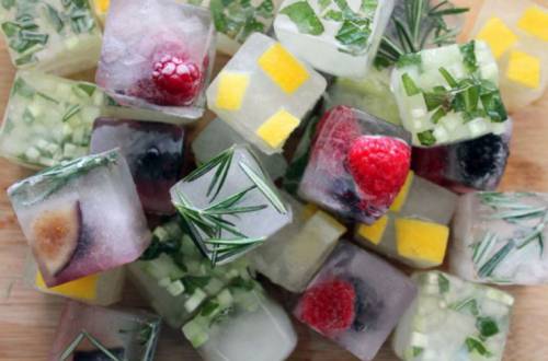 Кубики льда с ягодами и кусочками фруктов