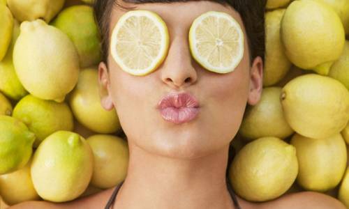 Девушка и лимоны