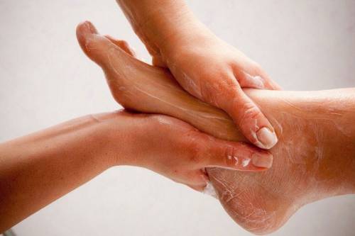 Нанесение крема на ноги
