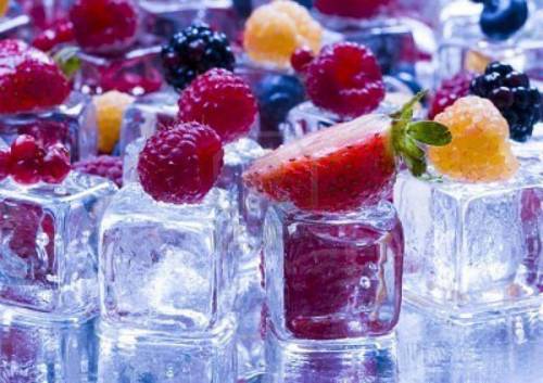 Кубики льда с ягодами