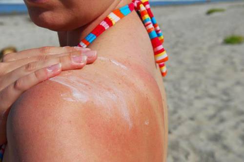 Нанесение солнцезащитного крема на тело