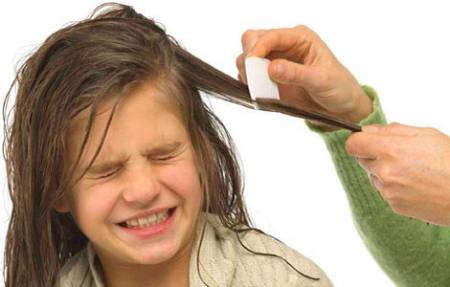 Расчесывание волос у ребенка